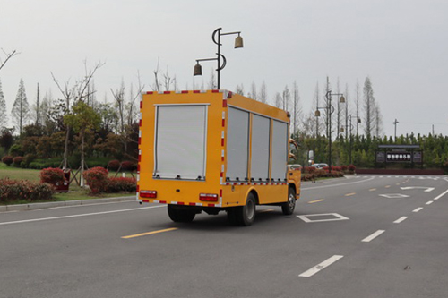 多利卡救险车