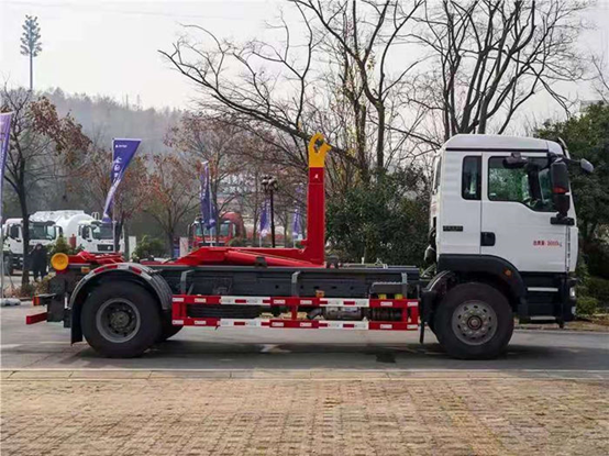 国六重汽汕德卡单桥套臂垃圾车